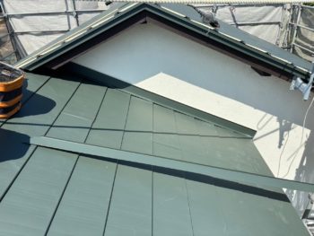 地震で家屋の倒壊を心配して重い屋根瓦から軽い屋根への葺き替え