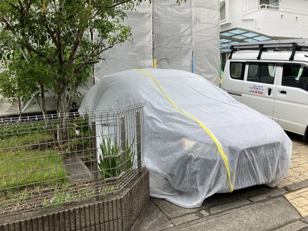 お車は汚れや塗料の飛散を防ぐため、専用カバーで丁寧に養生して作業を進めます。