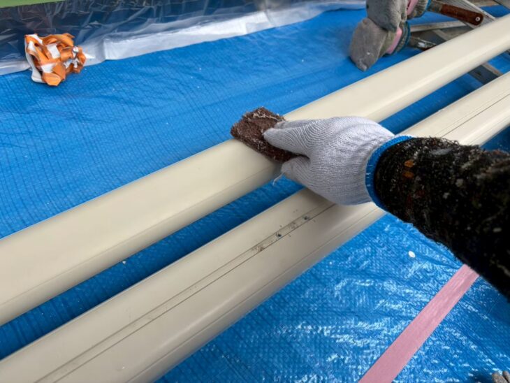 エアコン配管カバーの下地処理です。表面を研磨し、塗料が密着しやすい状態に整えます。