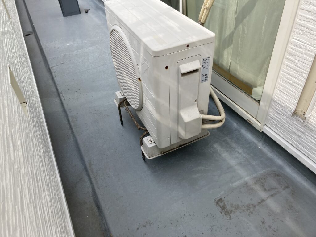 ベランダ床面の施工前です。表面には汚れや色ムラが見られ、防水機能を維持するためにも早めの施工が必要でした。