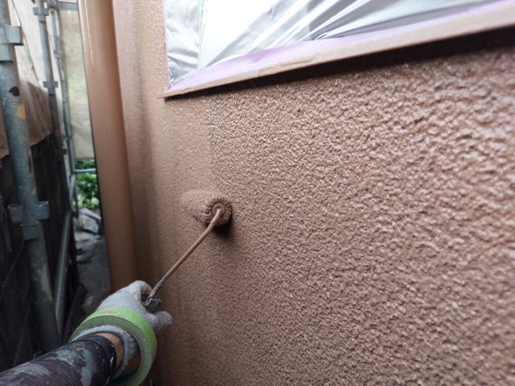 細かな部分まで丁寧に上塗りし、塗料の性能を引き出します。