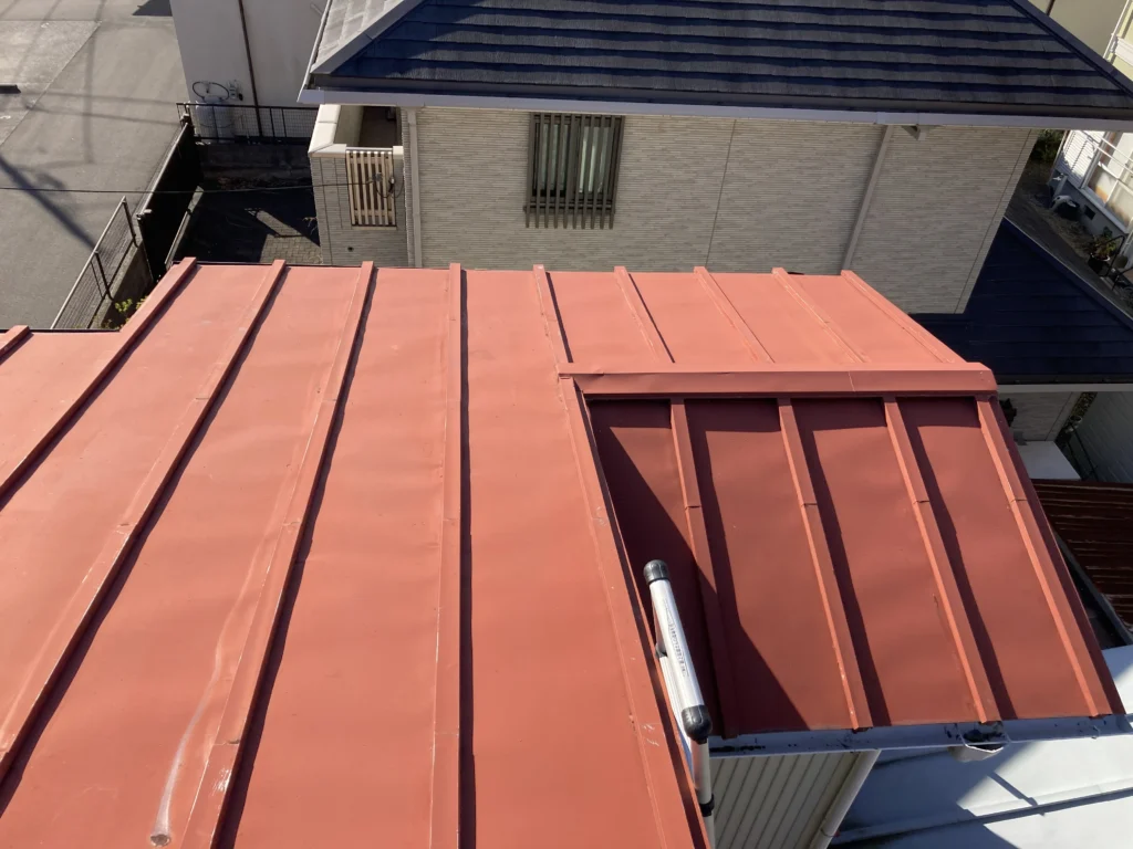 トタン屋根の耐用年数としては十分使用されているので、より長く屋根を維持するのにカバー工法は良い選択です。