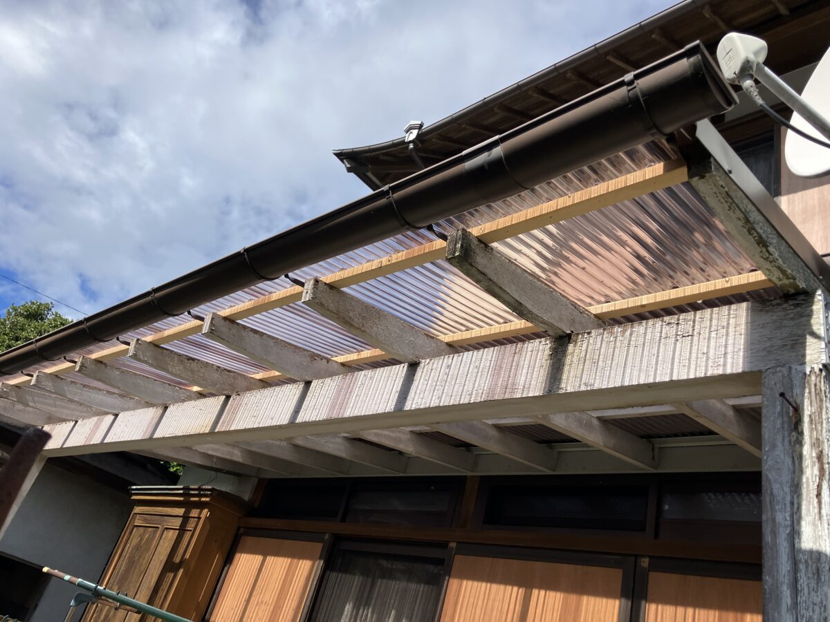 函南町仁田｜劣化した波板をポリカ製へ交換。1日で完了したテラス屋根改修工事