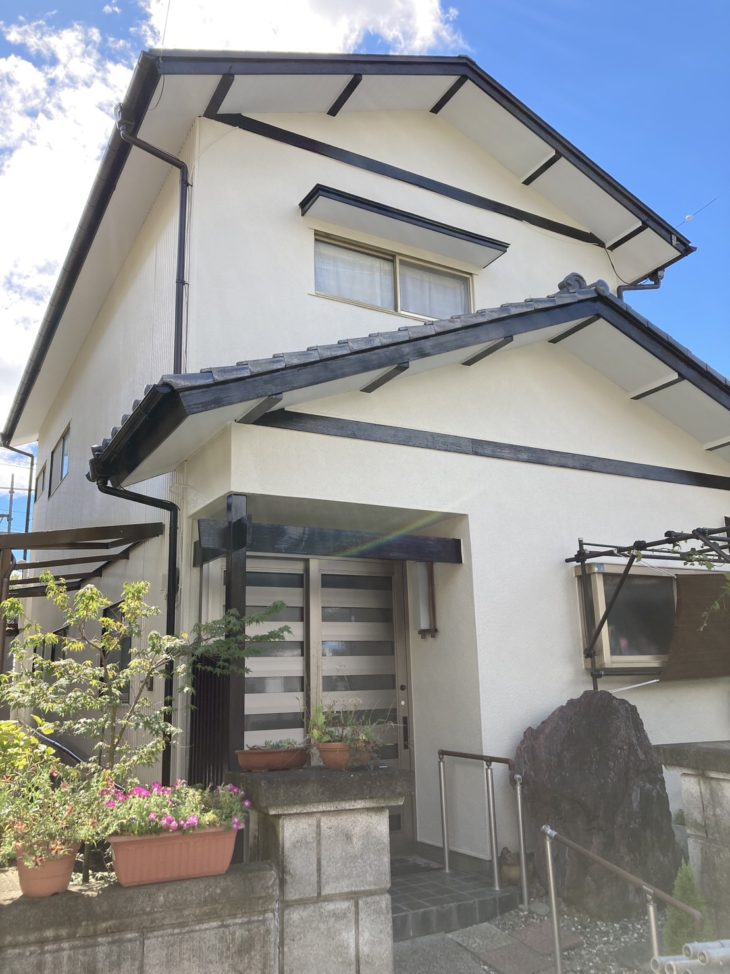 重い瓦屋根の葺き替えは耐震補強に効果あり！外壁塗装も同時に工事
