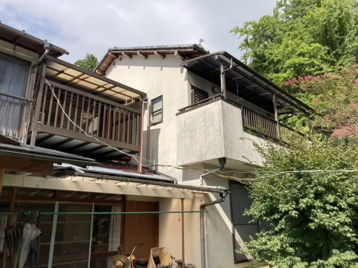 施工前写真です。2階廊下の天井から雨漏りが発生し、天井から雨水が滴り落ちる状態でした。