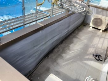 塗膜の膨れは浸水からくることが多いです。どこからの浸水なのかを確認していきます。