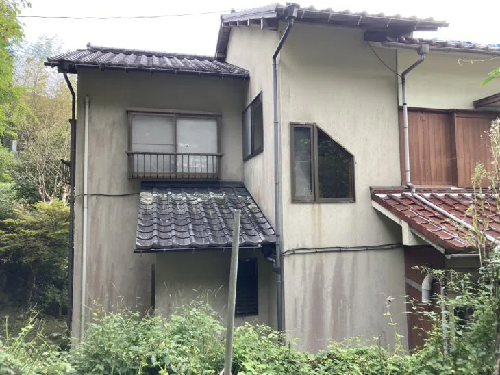 北側には山があるため湿気が多く、建物へのダメージが大きい環境であることが伺えました。