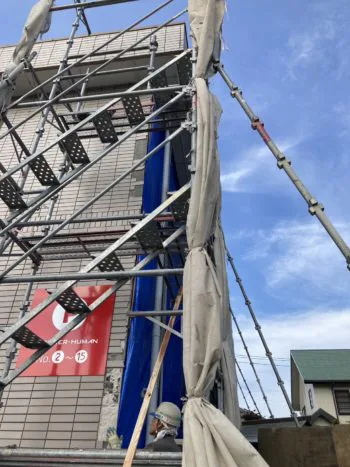 一通りの作業が完了したため、雨養生を行います。  まずはブルシートをつかい、雨が降った際も雨水が入らないようにしていきます。