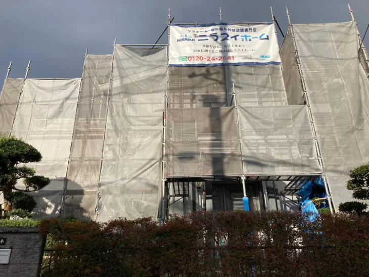 安全に工事を進めるため足場を設置し、飛散防止ネットで建物全体を養生しました。
近隣への配慮を行いながら、安心して施工できる環境を整えます。