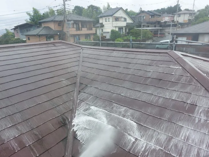 専用洗剤「オリバークリーナー」と高圧洗浄機を使用し、屋根・外壁に付着した汚れやコケを丁寧に洗浄しました。
塗料の密着性を高め、美しい仕上がりと耐久性につなげるための大切な工程です。