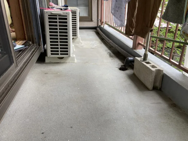 ベランダは下地を補修した後、防水シートを施工しました。
シートをしっかり圧着し、防水テープで固定したうえで防水塗料を塗布し、防水性能を回復させています。