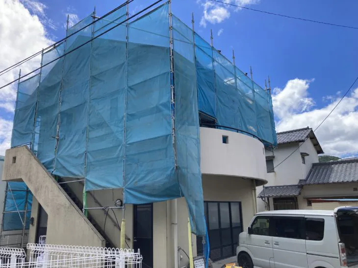 安全に作業を行うため足場を組み、建物全体をメッシュシートで覆いました。塗料の飛散を防ぎ、近隣への配慮を行いながら工事を進めます。