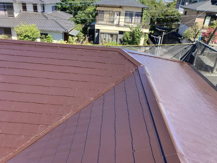 スレート屋根にはタスペーサーを設置し、屋根内部の通気性を確保しました。
その後、下塗り・上塗りの順に施工を行い、耐久性に優れた塗膜で屋根をしっかり保護しています。
