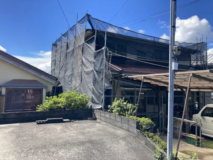建物全体に足場を設置し、飛散防止用のメッシュシートで養生を行いました。安全性を確保しながら、近隣にも配慮して工事を進めます。