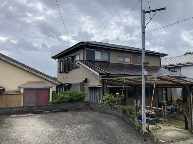屋根にはスーパームキコートルーフ、外壁にはスーパームキコートを施工し、耐久性と美観を兼ね備えた住まいへ生まれ変わりました。
カラーもこれまでの印象から一新し、お客様のイメージ通りの仕上がりとなりました。