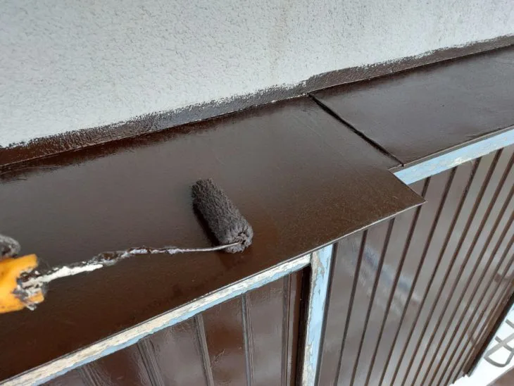 軒天・雨樋・戸袋・雨戸などの付帯部も丁寧に塗装しました。
金属部分はケレン作業で下地を整えた後、防錆処理を施し、上塗りで美しく仕上げています。