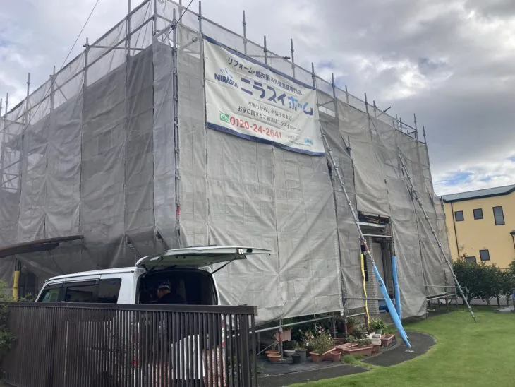 工事は足場を設置し、建物全体を飛散防止シートで覆うところからスタートしました。
安全な作業環境を確保するとともに、近隣への塗料飛散にも配慮しながら施工を進めます。