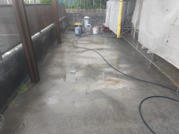 高圧洗浄で屋根や外壁に付着した汚れやコケを洗浄し、必要な箇所にはバイオ洗浄も実施しました。
今回は建物だけでなく、駐車場もあわせて洗浄し、住まい全体をすっきりと整えました。